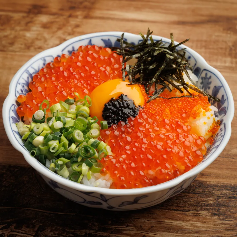 いくらをのせた海鮮の〆ごはん
